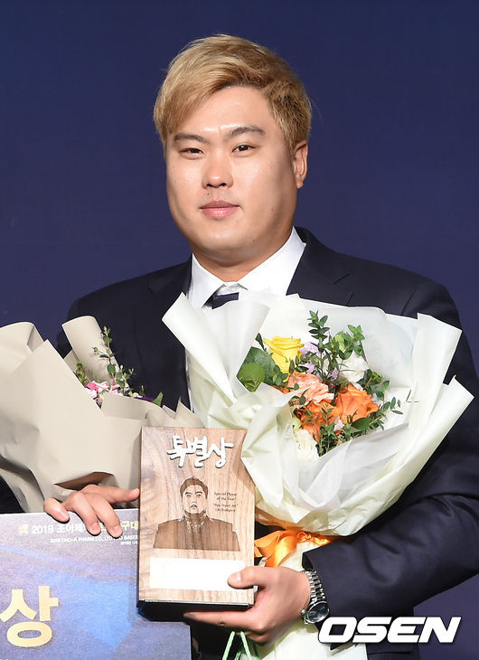 4일 오전 서울 여의도 콘래드 호텔 그랜드볼룸에서 2019 조아제약 프로야구대상 시상식이 진행됐다.특별상을 수상한 류현진이 포즈를 취하고 있다. /soul1014@osen.co.kr