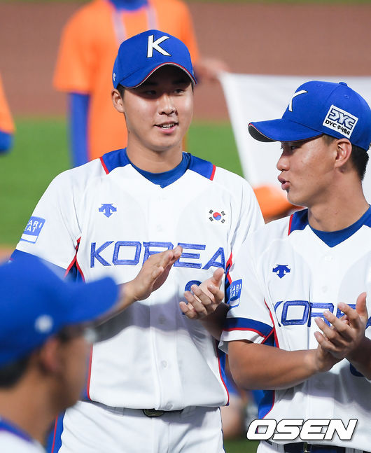 경기에 앞서 키움 장정석 감독 장재영이 식전행사에 참석해 박수를 치고 있다./  soul1014@osen.co.kr