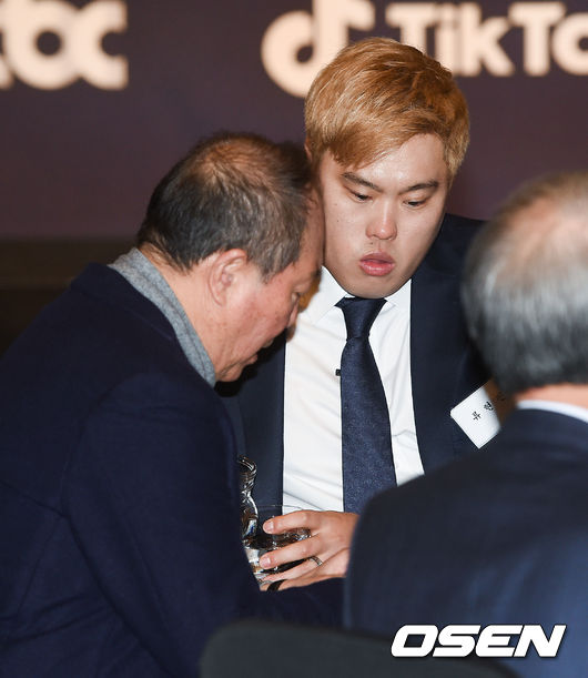 4일 오전 서울 여의도 콘래드 호텔 그랜드볼룸에서 2019 조아제약 프로야구대상 시상식이 진행됐다.김인식 전 감독이 류현진과 이야기를 나누고 있다 /soul1014@osen.co.kr