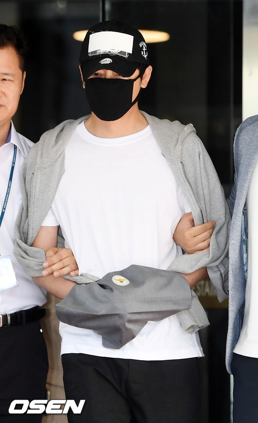 준강간 등의 혐의로 긴급체포된 배우 강지환이 12일 오전 수원지방법원 성남지원에서 열리는 영장실질심사(구속 전 피의자 심문)에 출석하기 위해 경기 성남 분당경찰서를 나서고 있다. / rumi@osen.co.kr