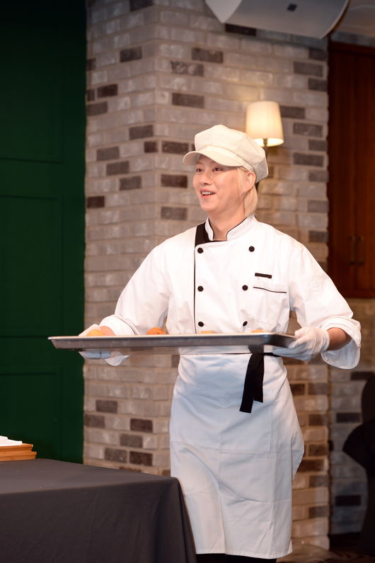 [사진=SBS 제공] 김희철이 '맛남의 광장' 시연회에서 직접 음식들을 서빙했다.