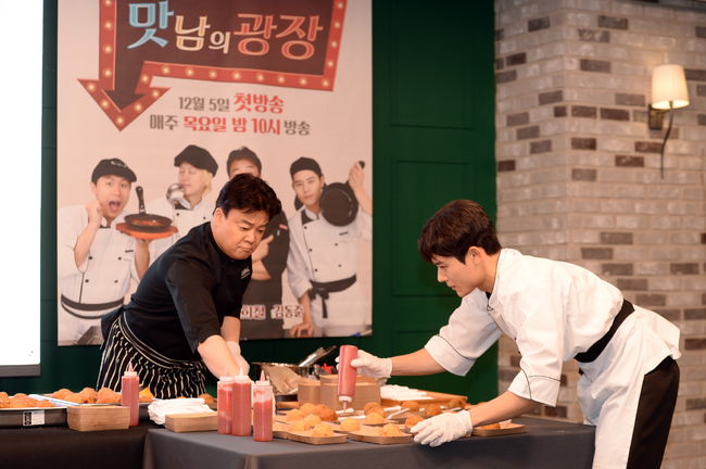 [사진=SBS 제공] 백종원과 김동준이 '맛남의 광장' 시연회를 위해 직접 음식을 만들고 있는 모습.
