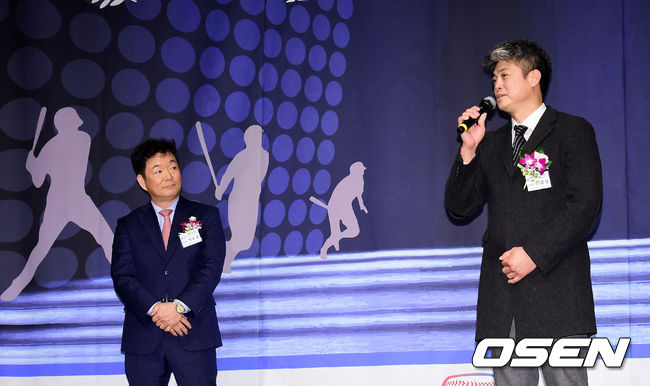 5일 오후 서울 양재동 엘타워에서 한국프로야구은퇴선수협회 시상식이 열렸다.안경현 한은회 차기 회장이 인사말을 하고 있다. 왼쪽은 이순철 회장. /jpnews@osen.co.kr