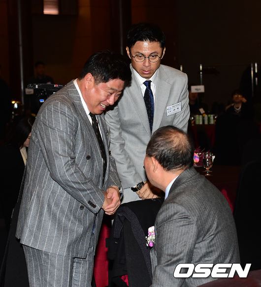 두산 김태형, 키움 손혁 감독이 김인식 전 감독과 인사를 나누고 있다. /jpnews@osen.co.kr