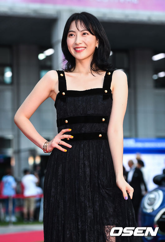 [OSEN=부천,박준형 기자 ] 12일 오후 경기도 부천시 중동 부천시청 앞 광장에서 진행된 '제22회 부천국제판타스틱 영화제(BIFAN)' 레드카펫 포토월 행사에서 강지영이 레드카펫을 밟고 있다. /  soul1014@osen.co.kr