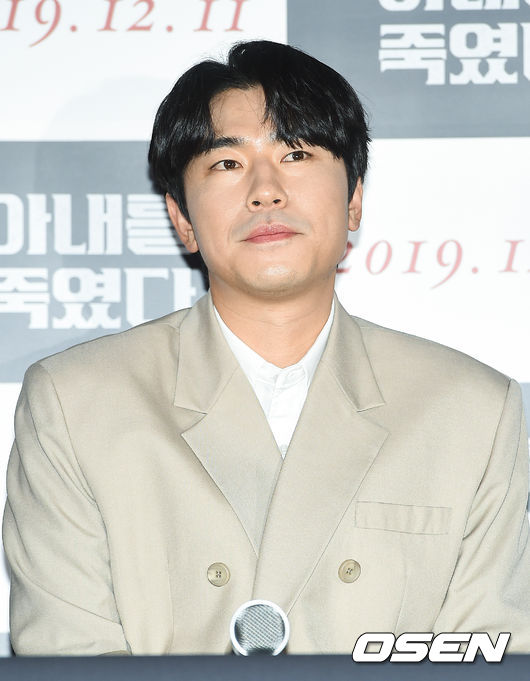 영화 '아내를 죽였다' 언론시사회가 5일 오후 서울 용산CGV에서 진행됐다.  '아내를 죽였다'는 희나리 작가의 2010년 동명의 인기 웹툰을 원작으로 한 작품이다. 음주로 전날 밤의 기억이 사라진 남자가 아내를 죽인 범인으로 몰리면서 벌어지는 사투를 그린 블랙아웃 스릴러물.  이시언이 질문을 듣고 있다. / soul1014@osen.co.kr