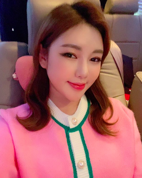 [사진=송가인 SNS] 가수 송가인이 셀카로 미모를 뽐냈다.