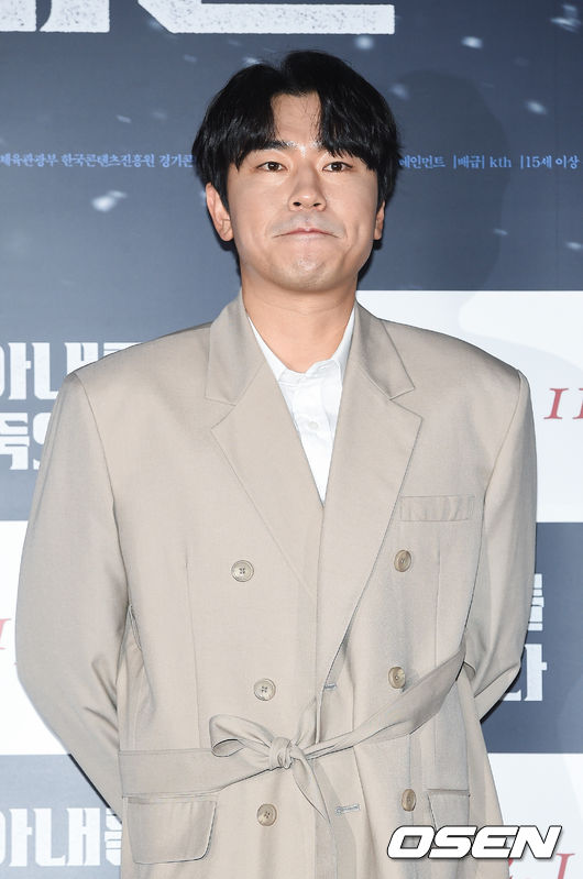 영화 '아내를 죽였다' 언론시사회가 5일 오후 서울 용산CGV에서 진행됐다.  '아내를 죽였다'는 희나리 작가의 2010년 동명의 인기 웹툰을 원작으로 한 작품이다. 음주로 전날 밤의 기억이 사라진 남자가 아내를 죽인 범인으로 몰리면서 벌어지는 사투를 그린 블랙아웃 스릴러물.  이시언이 포즈를 취하고 있다. / soul1014@osen.co.kr