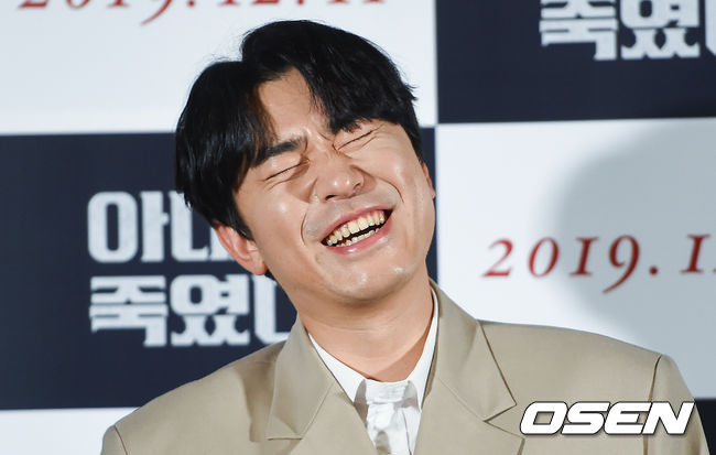 영화 '아내를 죽였다' 언론시사회가 5일 오후 서울 용산CGV에서 진행됐다.  '아내를 죽였다'는 희나리 작가의 2010년 동명의 인기 웹툰을 원작으로 한 작품이다. 음주로 전날 밤의 기억이 사라진 남자가 아내를 죽인 범인으로 몰리면서 벌어지는 사투를 그린 블랙아웃 스릴러물.  이시언이 미소 짓고 있다. / soul1014@osen.co.kr