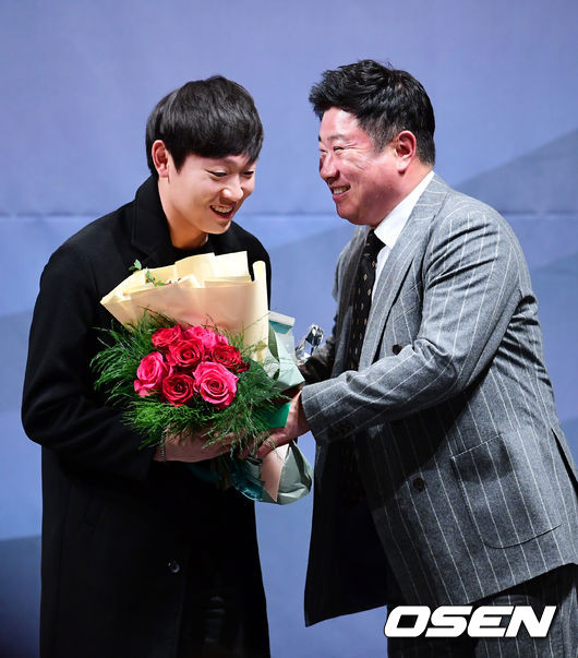 올해의 투수상에 두산 린드블럼이 수상했다. 정수빈이 대리수상을 하며 김태형 감독에게 꽃다발을 건네받고 있다. /jpnews@osen.co.kr