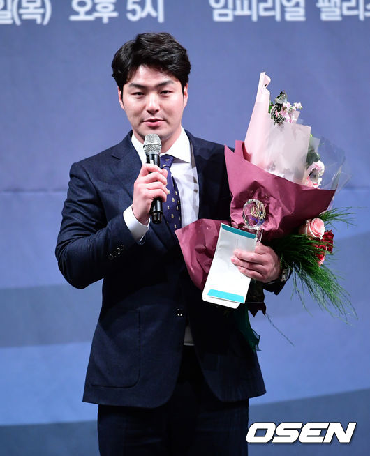 키움 박병호가 올해의 타자상을 수상하며 소감을 말하고 있다. /jpnews@osen.co.kr