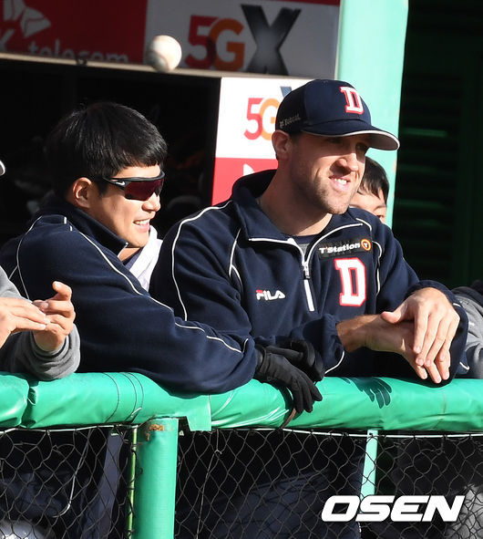 두산 김재환, 린드블럼이 더그아웃에서 경기를 지켜보고 있다. /jpnews@osen.co.kr