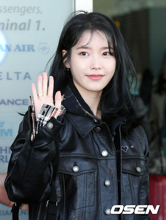 가수 아이유가 출국장으로 향하고 있다. /cej@osen.co.kr