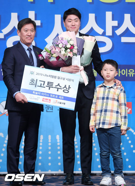 최고투수상을 수상한 두산 이영하가 시상자로 나선 조계현 단장과 함께 포토타임을 갖고 있다. / rumi@osen.co.kr