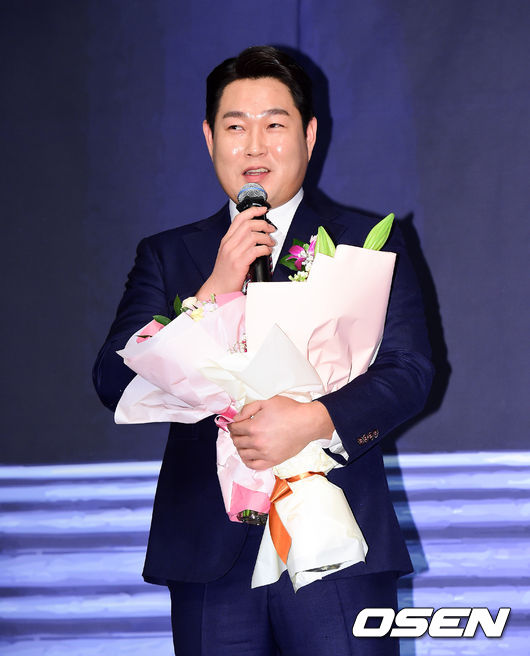 NC 양의지가 최고의 선수상을 수상하며 소감을 말하고 있다. /jpnews@osen.co.kr