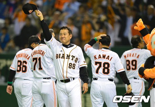 승리를 거둔 요미우리 하라 감독을 비롯한 코칭스태프와 선수들이 팬들에게 인사하고 있다./dreamer@osen.co.kr