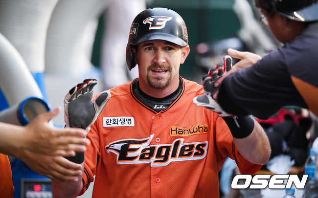 4회말 1사 1,2루 한화 김태균의 동점 1타점 적시타때 홈을 밟은 2주자 호잉이 동료들의 축하를 받고 있다./ soul1014@osen.co.kr