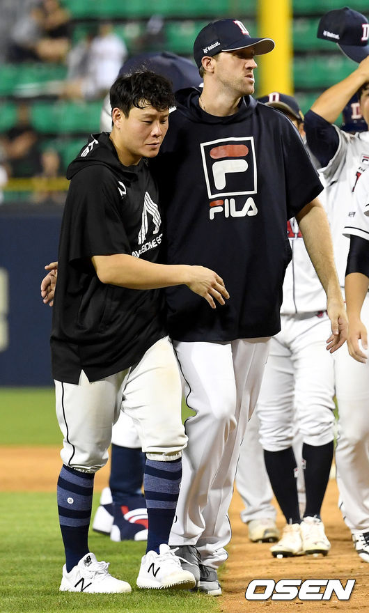승리투수 두산 린드블럼과 포수 박세혁이 포옹하며 인사하고 있다. /dreamer@osen.co.kr
