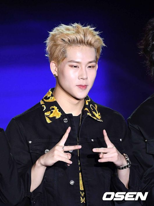 그룹 몬스타엑스 주헌이 포토타임을 갖고 있다. /sunday@osen.co.kr