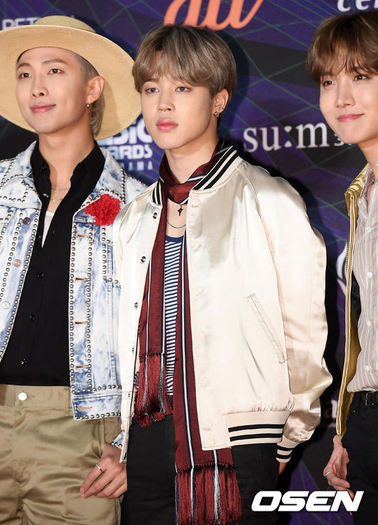 가수 방탄소년단 RM, 지민, 제이홉이 레드카펫 행사에 참석해 포즈를 취하고 있다. /cej@osen.co.kr