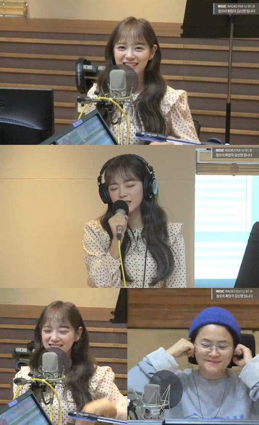[사진=MBC 보는 라디오 화면] 구구단 김세정이 '정오의 희망곡 김신영입니다'에서 입담과 라이브 실력을 뽐냈다.