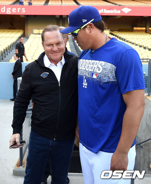 훈련을 마친 다저스 투수 류현진(오른쪽)과 에이전트인 스캇 보라스가 대화를 나누고 있다. /dreamer@osen.co.kr