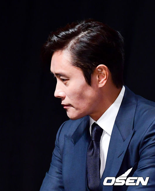 12일 오전 서울 압구정 CGV에서 영화 '남산의 부장들' 제작보고회가 열렸다.  '남산의 부장들'은 1979년, 제2의 권력자라 불리던 중앙정보부장(이병헌)이 대한민국 대통령 암살사건을 벌이기 전 40일 간의 이야기를 그린 영화. 52만부 이상 판매된 동명의 논픽션 베스트셀러 원작, 배우들의 폭발적인 연기, 우민호 감독 및 웰메이드 프로덕션의 영화 '남산의 부장들'은 오는 1월 개봉 한다.  배우 이병헌이 간담회를 하고 있다. /jpnews@osen.co.kr