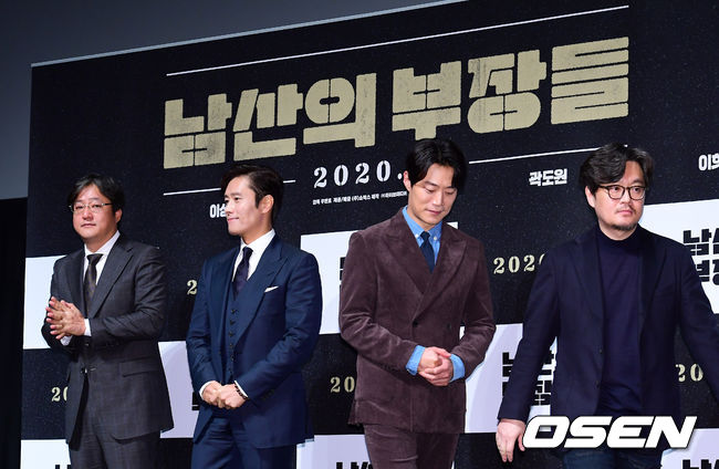 12일 오전 서울 압구정 CGV에서 영화 '남산의 부장들' 제작보고회가 열렸다.  '남산의 부장들'은 1979년, 제2의 권력자라 불리던 중앙정보부장(이병헌)이 대한민국 대통령 암살사건을 벌이기 전 40일 간의 이야기를 그린 영화. 52만부 이상 판매된 동명의 논픽션 베스트셀러 원작, 배우들의 폭발적인 연기, 우민호 감독 및 웰메이드 프로덕션의 영화 '남산의 부장들'은 오는 1월 개봉 한다.  배우 곽도원, 이병헌, 이희준, 우민호 감독이 포토타임을 준비하고 있다. /jpnews@osen.co.kr