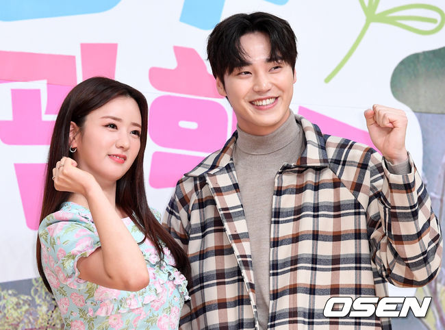 12일 오후 서울 목동SBS에서 모비딕 숏폼 드라마 ‘농부사관학교2’ 제작발표회가 열렸다.배우 윤보미와 이태환이 포토타임을 갖고 있다. /sunday@osen.co.kr