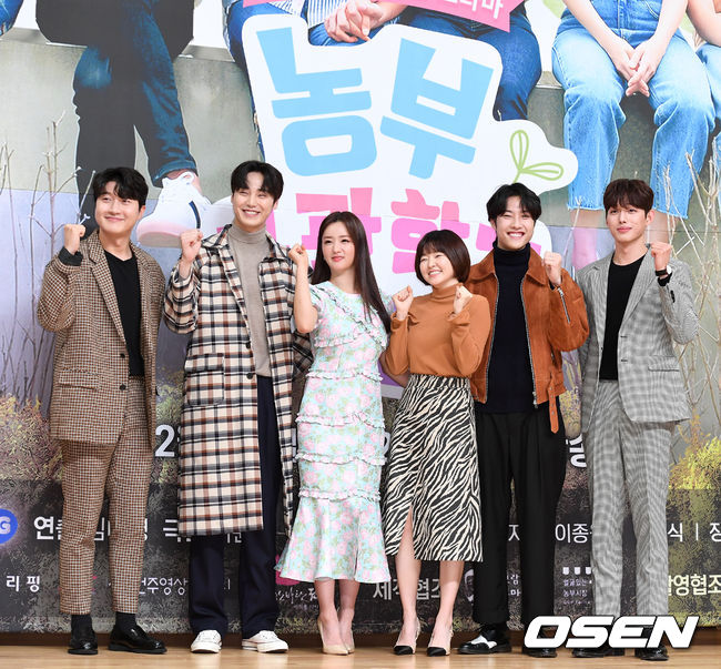 12일 오후 서울 목동SBS에서 모비딕 숏폼 드라마 ‘농부사관학교2’ 제작발표회가 열렸다.배우 최만수, 이태환, 윤보미, 이민지, 이종원, 이정식이 포토타임을 갖고 있다. /sunday@osen.co.kr