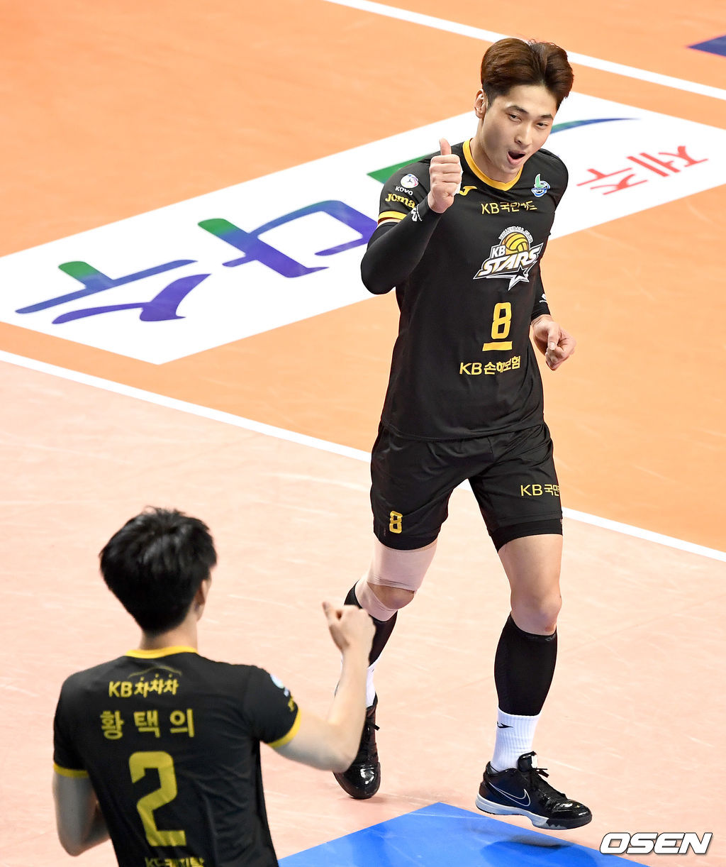 KB손해보험 김학민과 황택의가 득점에 기뻐하고 있다. /dreamer@osen.co.kr