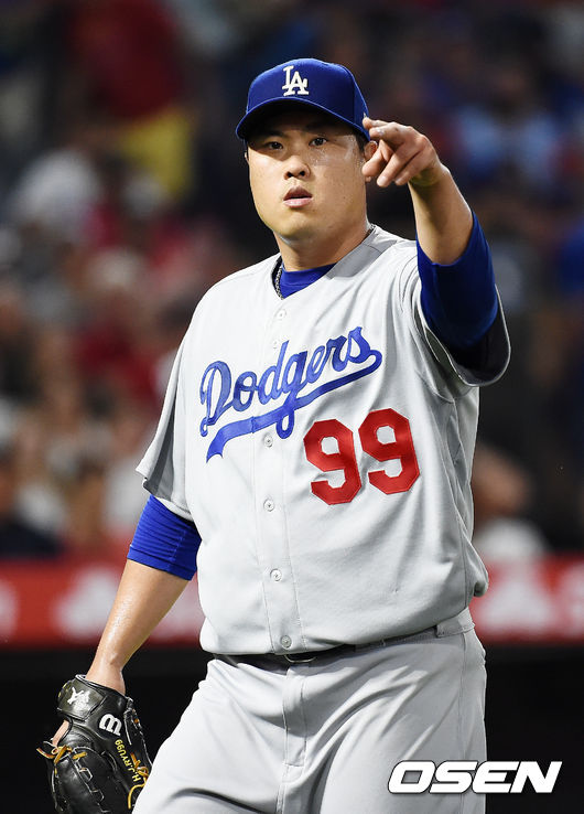 4회말을 마친 LA 다저스 선발 류현진이 덕아웃으로 들어오며 사인을 보내고 있다./ soul1014@osen.co.kr