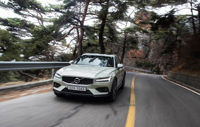 볼보차 신형 크로스컨트리(V60).