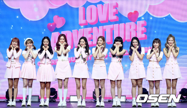 체리블렛이 무대를 마친 뒤 포토타임을 하고 있다. /dreamer@osen.co.kr