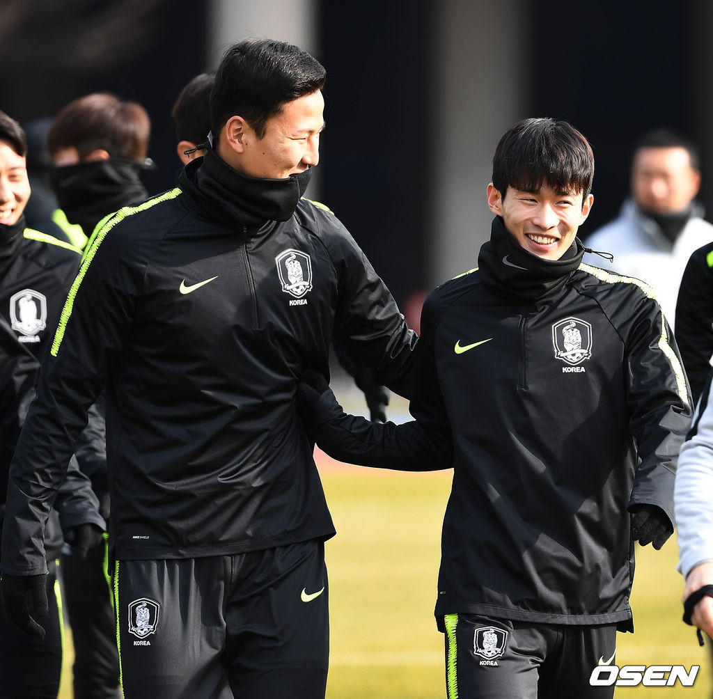 한국 권경원(좌)과 김문환(우)이 미팅을 마친 뒤 이동하며 대화를 나누고 있다. /dreamer@osen.co.kr