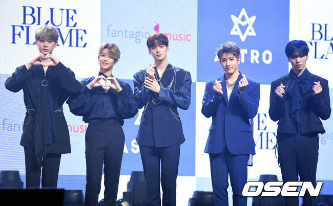 20일 오후 서울 광진구 예스24라이브홀에서 그룹 아스트로의 여섯 번째 미니앨범 '블루 플레임(BLUE FLAME)' 발매 기념 쇼케이스가 열렸다.그룹 아스트로가 포토타임을 갖고 있다. /sunday@osen.co.kr