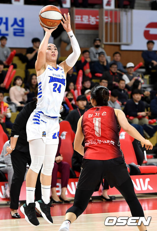 2쿼터, 우리은행 김소니아가 슛을 시도하고 있다. /dreamer@osen.co.kr