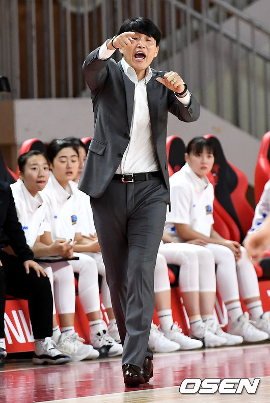 1쿼터, 우리은행 위성우 감독이 선수들에게 지시를 내리고 있다. /dreamer@osen.co.kr