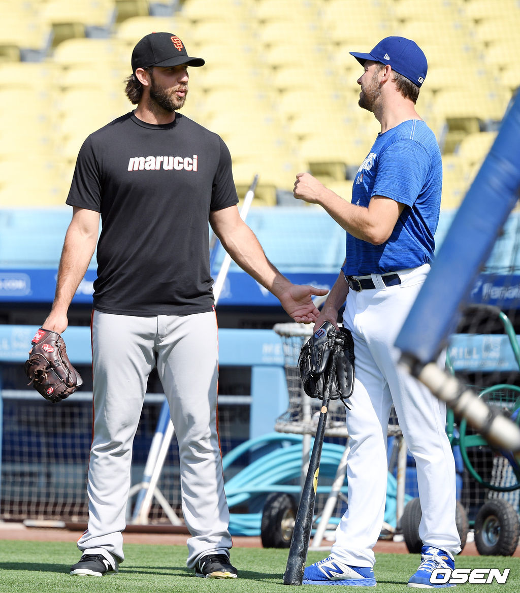 샌프란시스코 범가너와 LA다저스 리치 힐이 이야기 나누고 있다. / OSEN DB
