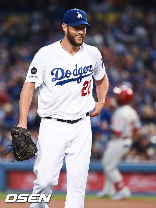 3회초 다저스 커쇼가 위기를 넘긴뒤 미소 짓고 있다.. / soul1014@osen.co.kr