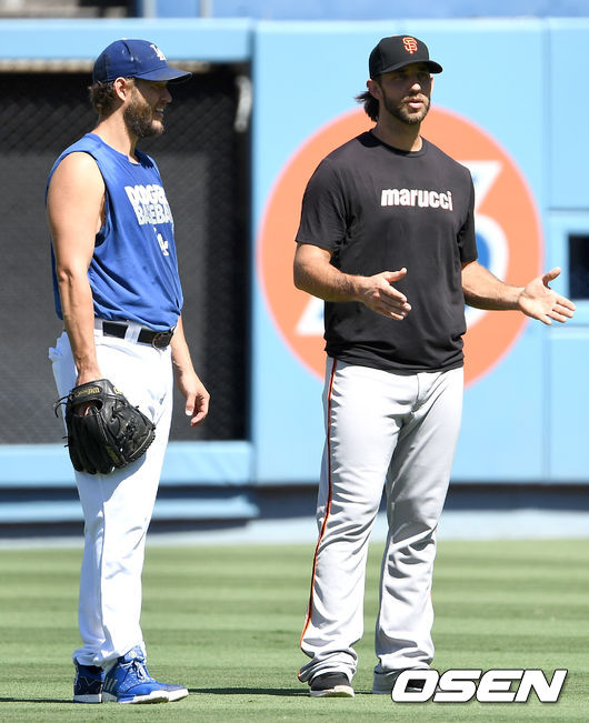 경기 전 훈련에서 다저스 클레이튼 커쇼와 샌프란시스코 메디슨 범가너가 대화를 나누고 있다. /dreamer@osen.co.kr