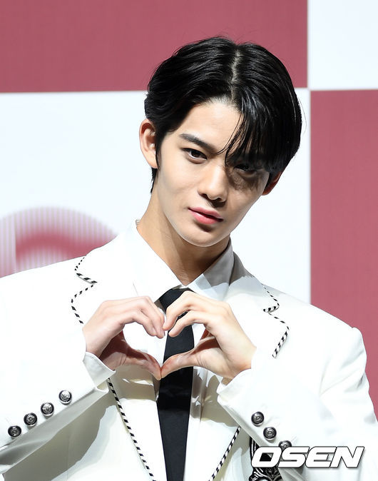 19일 오후 서울 광진구 예스24라이브홀에서 그룹 CIX의 ‘2nd EP Album HELLO Chapter 2. ‘Hello, Strange Place’’ 발매기념 쇼케이스가 열렸다.그룹 CIX 배진영이 포토타임을 갖고 있다. /sunday@osen.co.kr