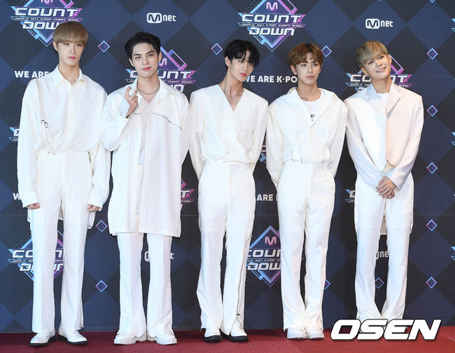 22일 오후 서울 상암동 CJ ENM에서 Mnet '엠카운트다운(이하 엠카)' 리허설이 진행됐다.CIX가 리허설을 앞두고 포토타임을 하고 있다. /youngrae@osen.co.kr