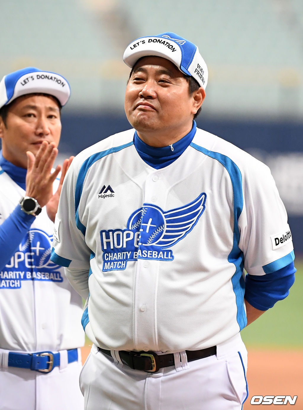 양신팀의 양준혁 이사장이 그라운드 위에서 미소짓고 있다./rumi@osen.co.kr