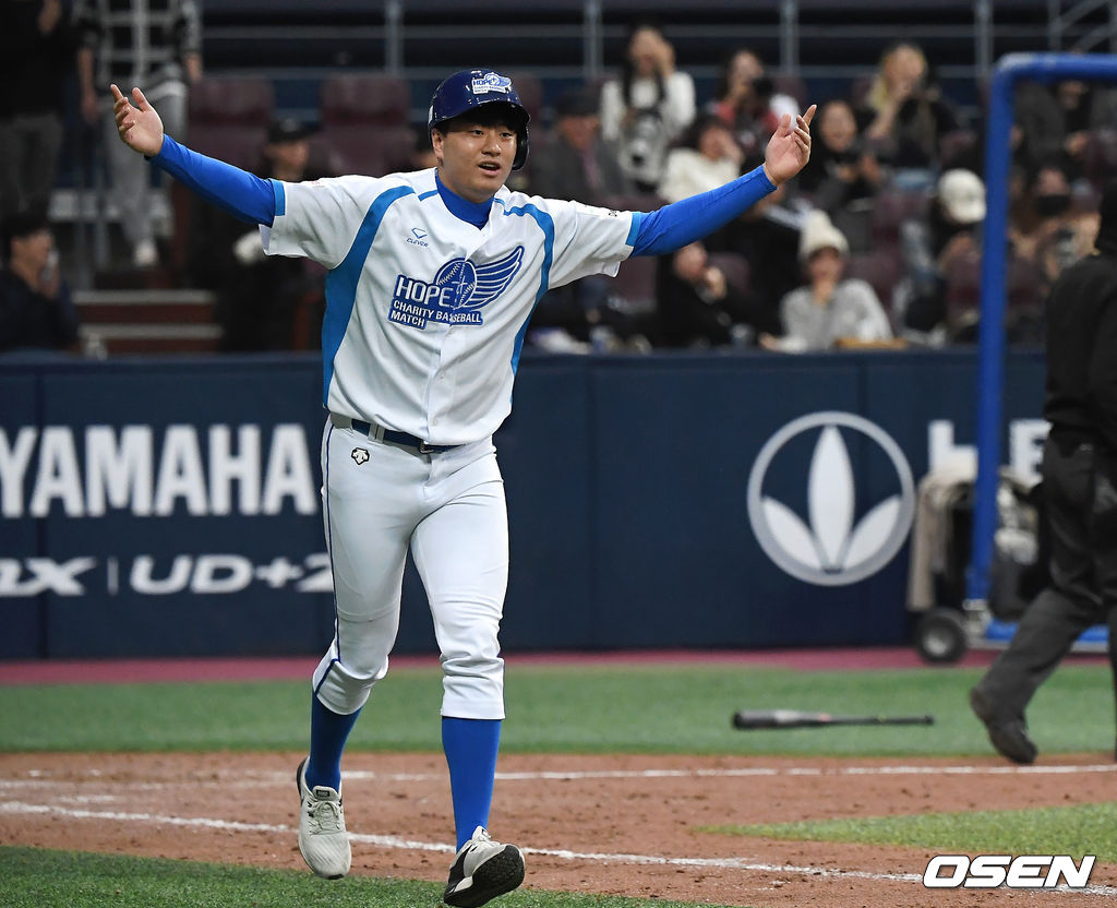 4회말 양신팀 이영하가 솔로 홈런을 때린 뒤 세레머니를 하고 있다. /youngrae@osen.co.kr 