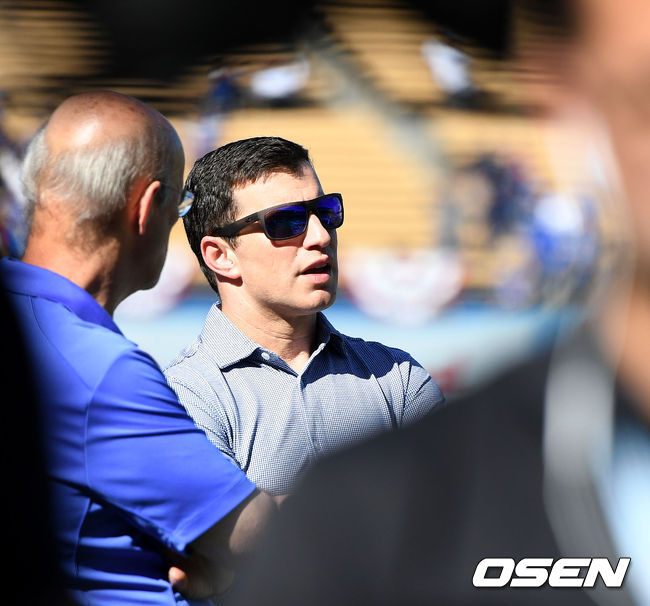 경기 시작을 앞두고 다저스 앤드류 프리드먼 단장이 그라운드에서 관계자와 대화를 나누고 있다. /dreamer@osen.co.kr