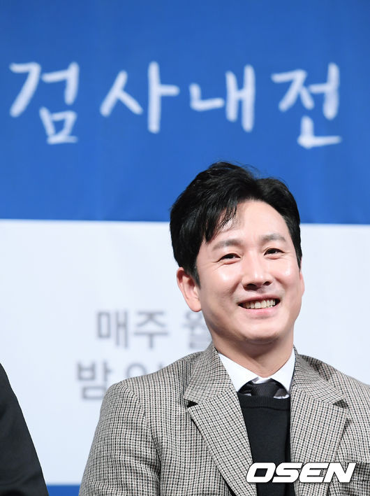 배우 이선균이 제작발표회에 참석해 미소를 짓고 있다. /cej@osen.co.kr