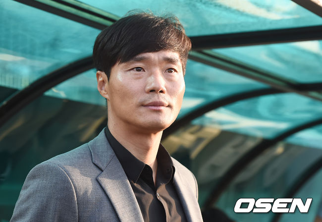 성남 남기일 감독이 경기를 지켜보고 있다. /youngrae@osen.co.kr