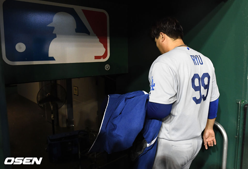 마운드를 내려온 류현진이 더그아웃을 나가고 있다. /jpnews@osen.co.kr