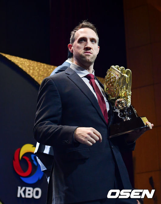 두산 린드블럼이 골든글러브 트로피를 들고 포즈를 취하고 있다. /jpnews@osen.co.kr